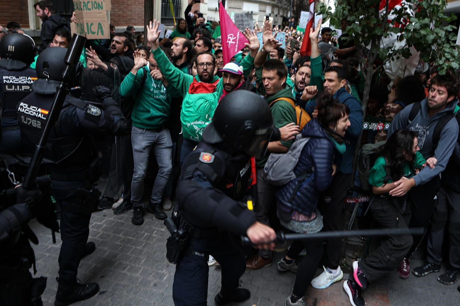 Cargas contra una concentración pacífica de profesorado frente a un acto en el que participaba Ayuso