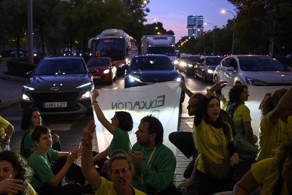 Las educadoras infantiles cortan la Castellana en la primera acción por la huelga de enseñanza en Madrid. Álvaro Minguito.