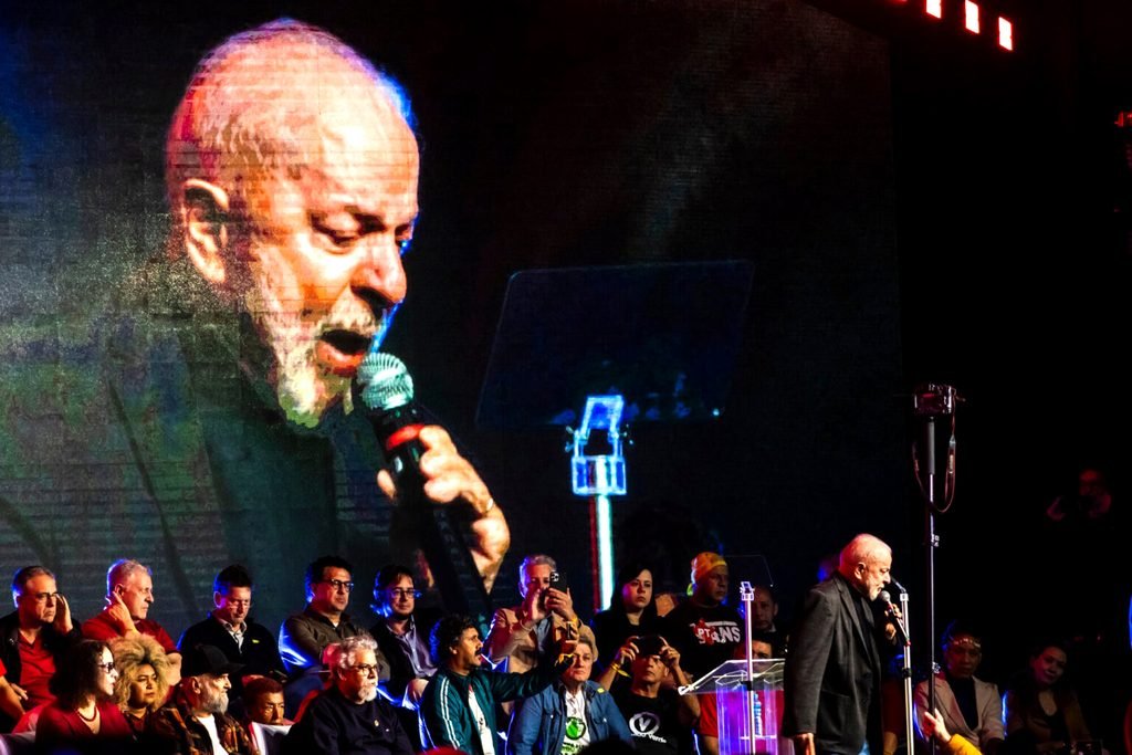 Las elecciones en Brasil, cruciales para Trump y para toda la región, enfrentan a Lula da Silva y Flávio Bolsonaro.