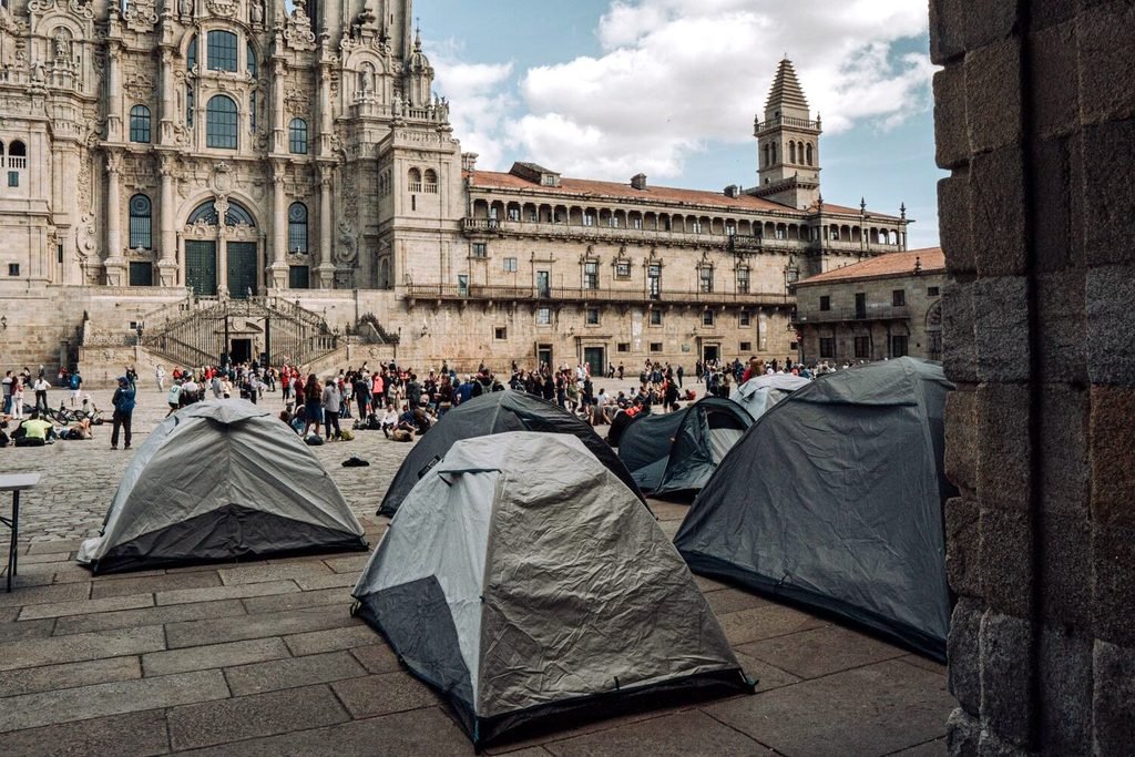Las primeras tiendas afloran en la Praza do Obradoiro en Santiago de Compostela este jueves pasado.