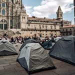 Las primeras tiendas afloran en la Praza do Obradoiro en Santiago de Compostela este jueves pasado.