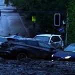 Los coches arrastrados por la corriente de agua y barro en Santiago de Chile.