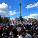 Los estudiantes reclaman en la Plaza de la República de París mayor inversión en educación. Enric Bonet.