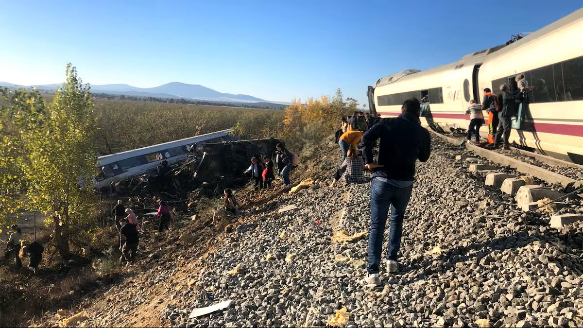 Un nuevo accidente de tren deja al menos 69 muertes y pone en jaque al sistema ferroviario, especialmente a su Alta Velocidad