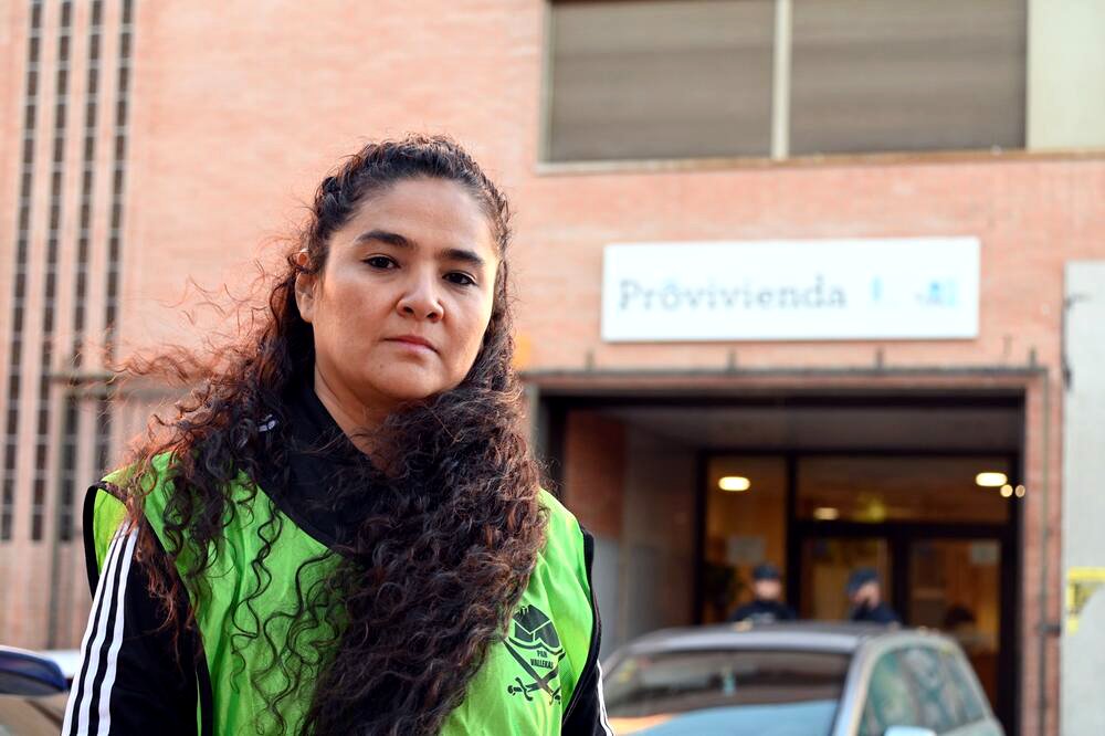 Maira, frente a la sede de Provivienda. La entidad social le ofreció un recurso temporal que tendrá que abandonar en dos meses. Diana Moreno.