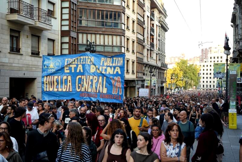 Manifestación por la vivienda en Bilbao el 2 de octubre tras la caída en el Congreso de los decretos de vivienda.