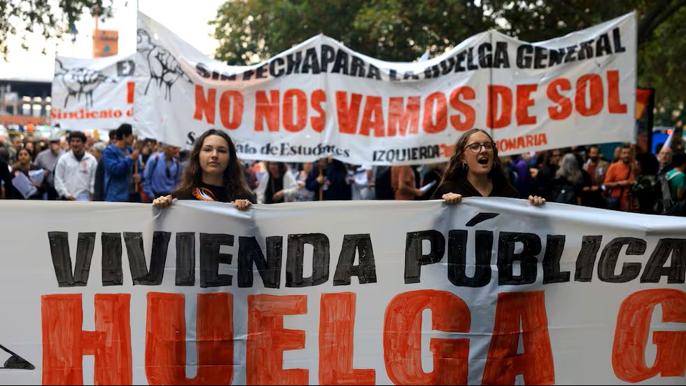 Manifestantes por la vivienda en Madrid, el 3 de octubre.