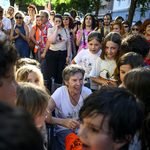 Maricarmen durante uno de los multitudinarios actos contra su desahucio rodeada de activistas por la vivienda. Fotografía de Álvaro Minguito.