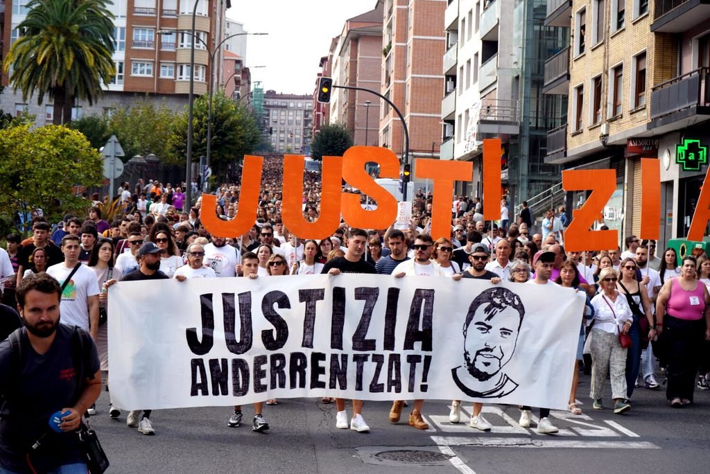 Más de 10.000 personas piden justicia y responsabilidades judiciales por la muerte de Ander en Santurtzi. Fotografía de Adur Galdos.