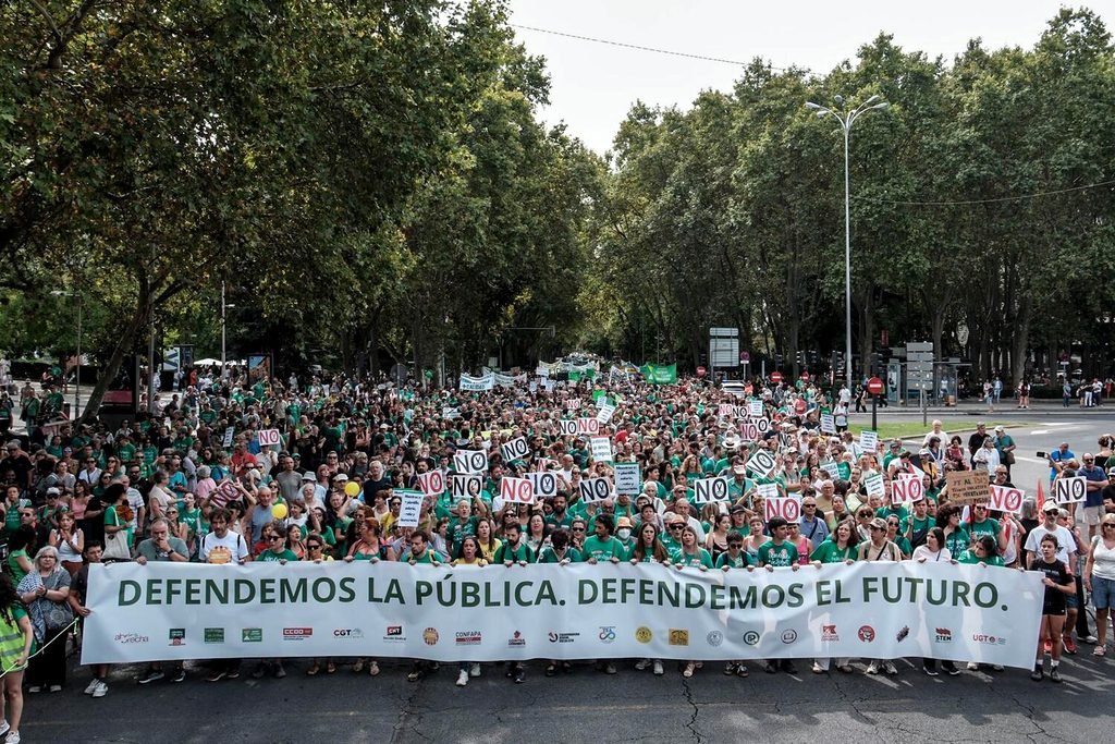 Más de diez mil personas salen a la calle el pasado domingo 27 de septiembre de 2026 para defender la educación pública frente a los ataques del Gobierno regional de Ayuso.