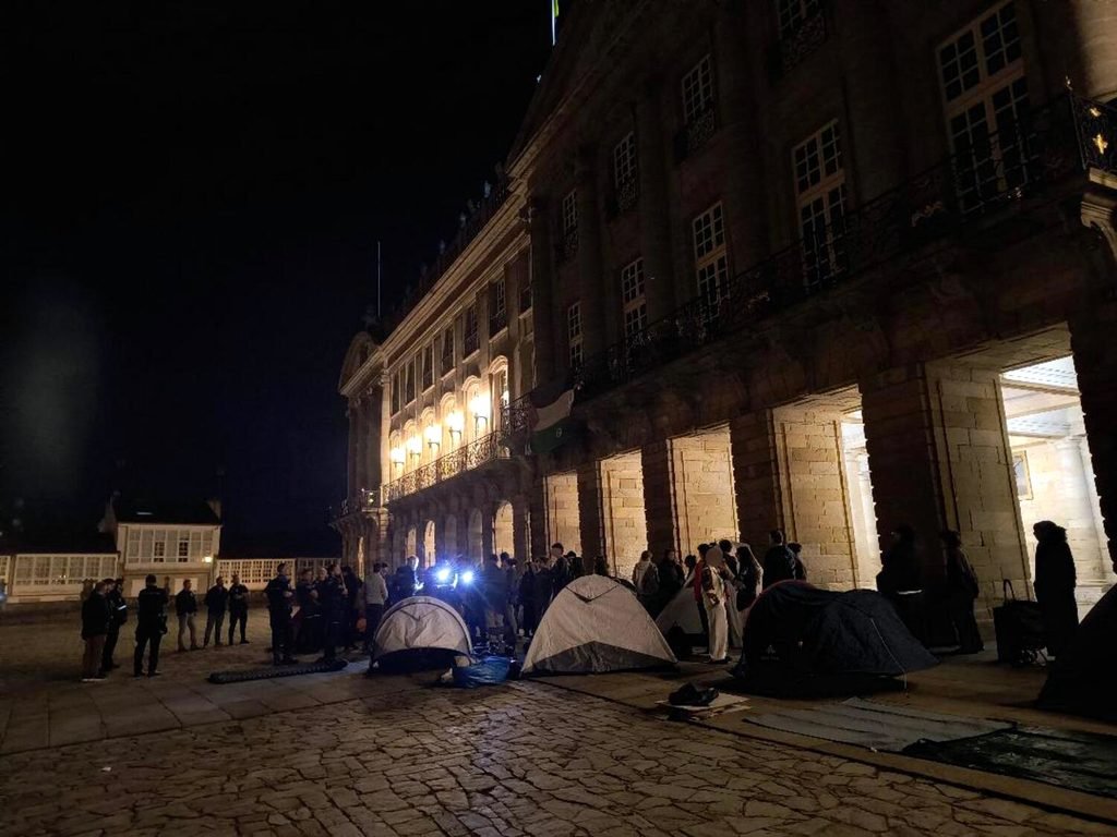 Medio centenar de personas son identificadas por la Policía Local mientras instalan sus diez tiendas de campaña en la plaza del Obradoiro en Santiago de Compostela.