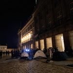 Medio centenar de personas son identificadas por la Policía Local mientras instalan sus diez tiendas de campaña en la plaza del Obradoiro en Santiago de Compostela.