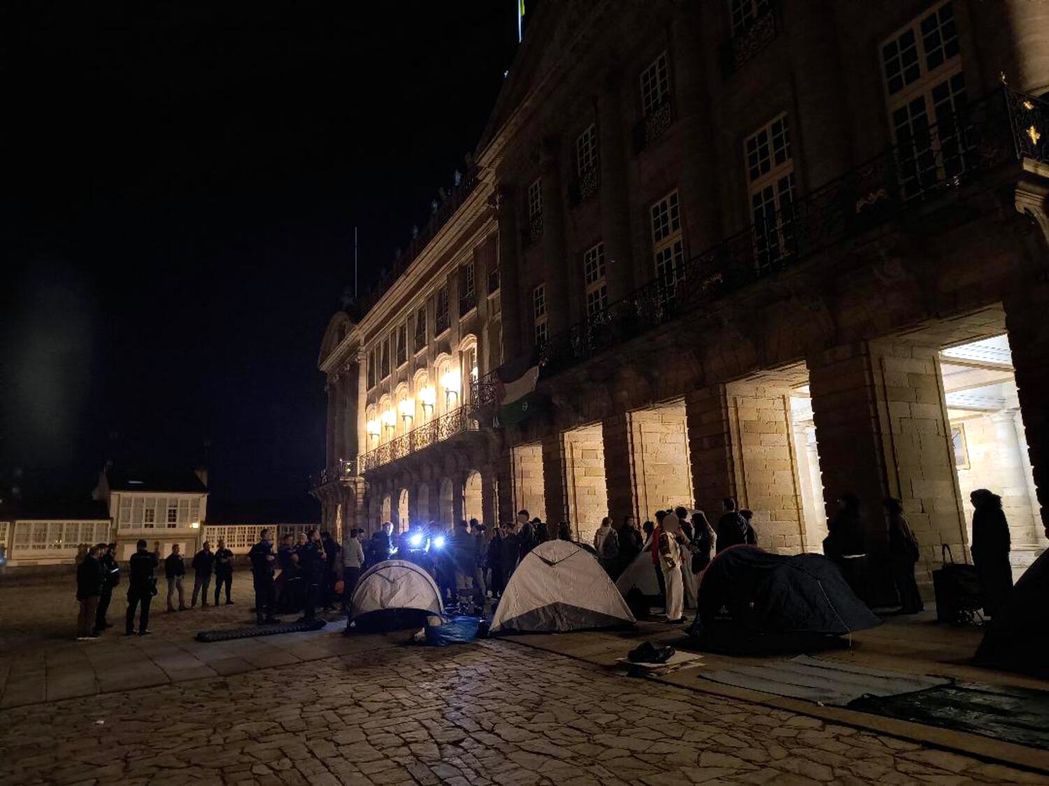 Medio centenar de personas comienza una acampada en la plaza del Obradoiro