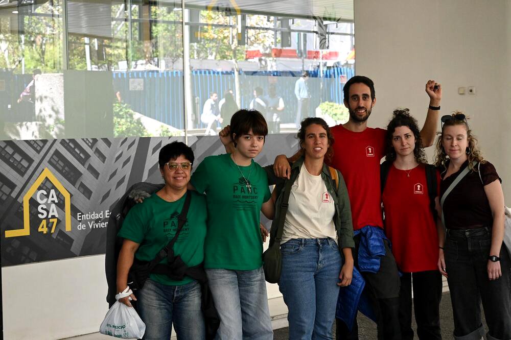 Miembros de la PAH Montseny y de la Moreneta, edificio con 19 familias y en riesgo de desalojo. Diana Moreno.