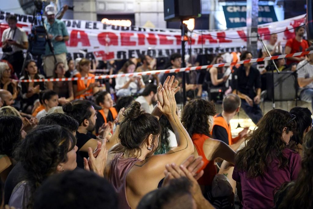 Miles de personas continúan acampadas en la Puerta del Sol para exigir la efectividad del Derecho a la vivienda.
