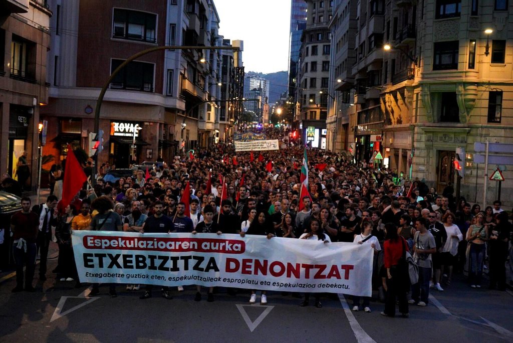 Miles de personas han tomado las calles de Bilbao para pedir el fin de los desahucios y de la especulación. Fotografía de Adur Galdos.