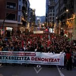 Miles de personas han tomado las calles de Bilbao para pedir el fin de los desahucios y de la especulación. Fotografía de Adur Galdos.