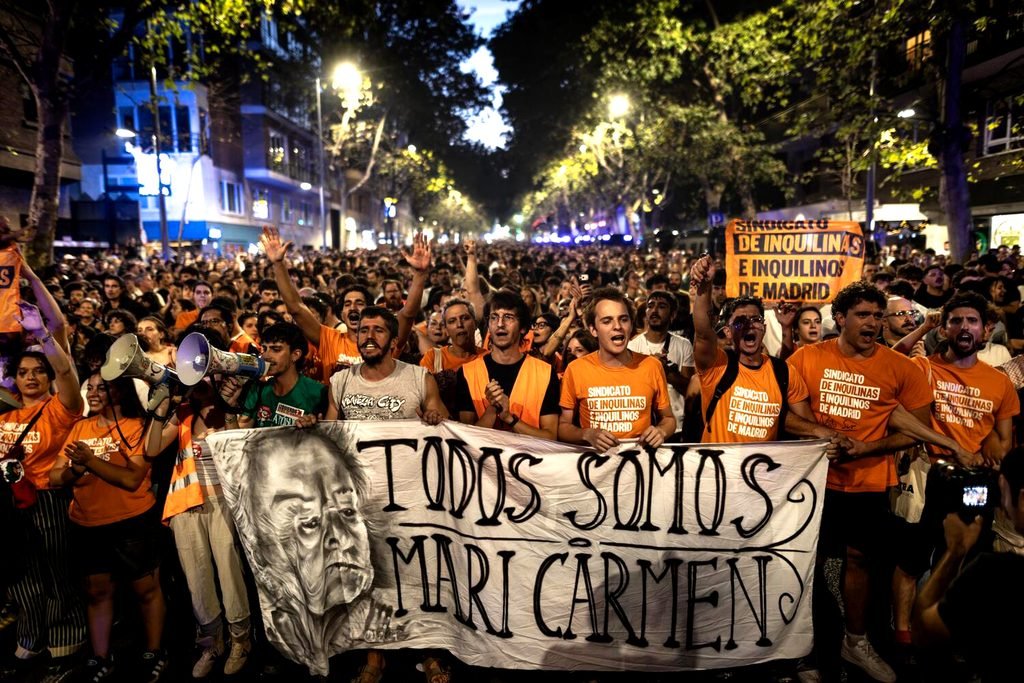 Miles de personas lideradas por el Sindicato de Inquilinas marcharon, en la noche de este miércoles, por Madrid mostrando su solidaridad con Maricarmen