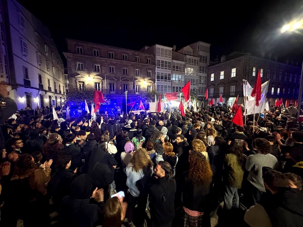Miles de personas se concentran delante de la Subdelegación del Gobierno en A Coruña.