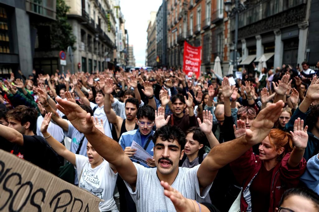 Miles de personas se han concentrado a las puertas del Congreso mientras se debatían los dos decretos.