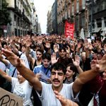 Miles de personas se han concentrado a las puertas del Congreso mientras se debatían los dos decretos.