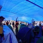 Montaje de las lonas en la acampada de Sol el 26 de septiembre.