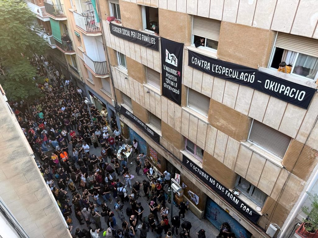 Movilización para impedir el desahucio del bloque Llenguadoc 74 en el barrio de Sant Andreu, en Barcelona. La Directa - Jesús Rodríguez.