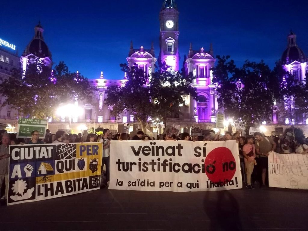 Pancartas de cabecera de la manifestación del 19 de octubre de 2024. Fotografía de Gabriel Rodríguez.