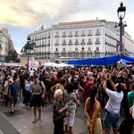Personas acampadas en la puerta de Sol, Madrid.