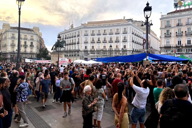 Personas acampadas en la puerta de Sol, Madrid.