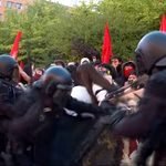 Policías aporreando a manifestantes educadores (laSexta).