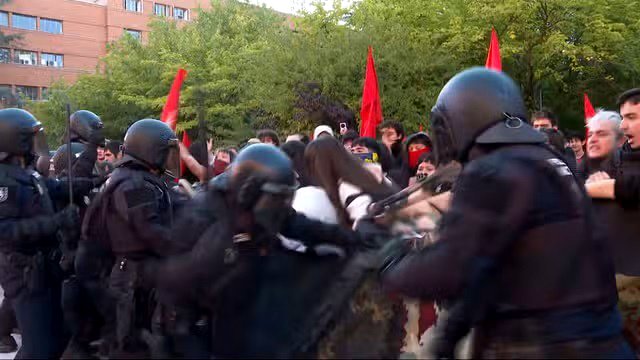 Policías aporreando a manifestantes educadores (laSexta).
