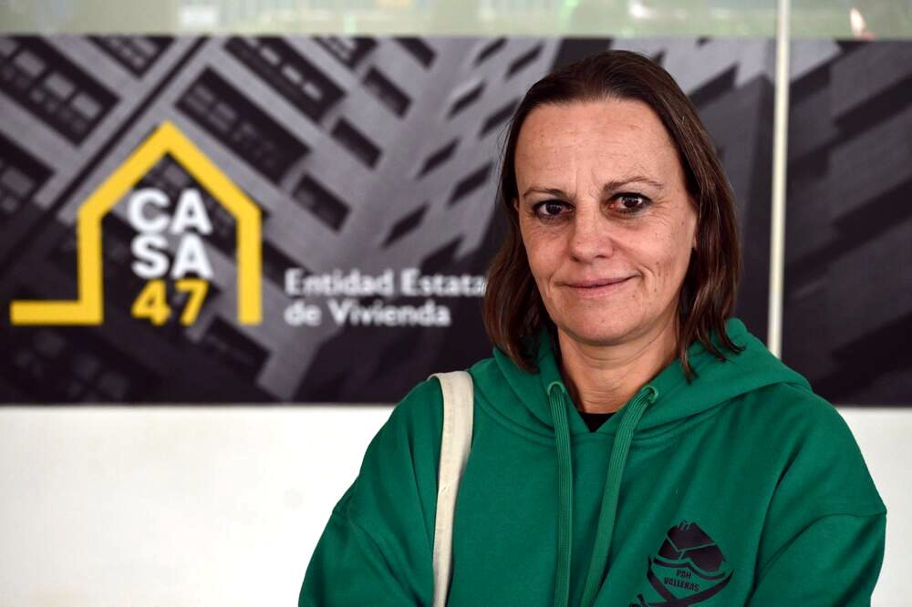 Ruth Quevedo frente a la sede de Casa47, la Entidad Estatal de Vivienda que se nutre de muchas de las viviendas de Sareb. Diana Moreno.