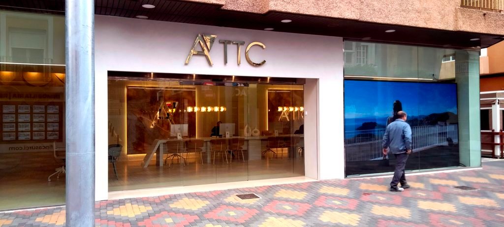 Sede en Águilas de la inmobiliaria ATTC, en letras de oro.