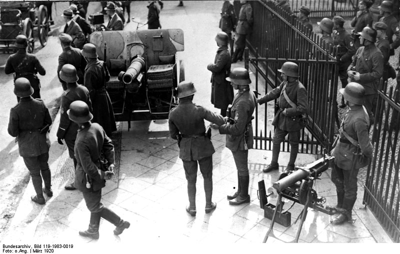 Tropas en la calle durante el golpe de Kapp (Anne Frank House).