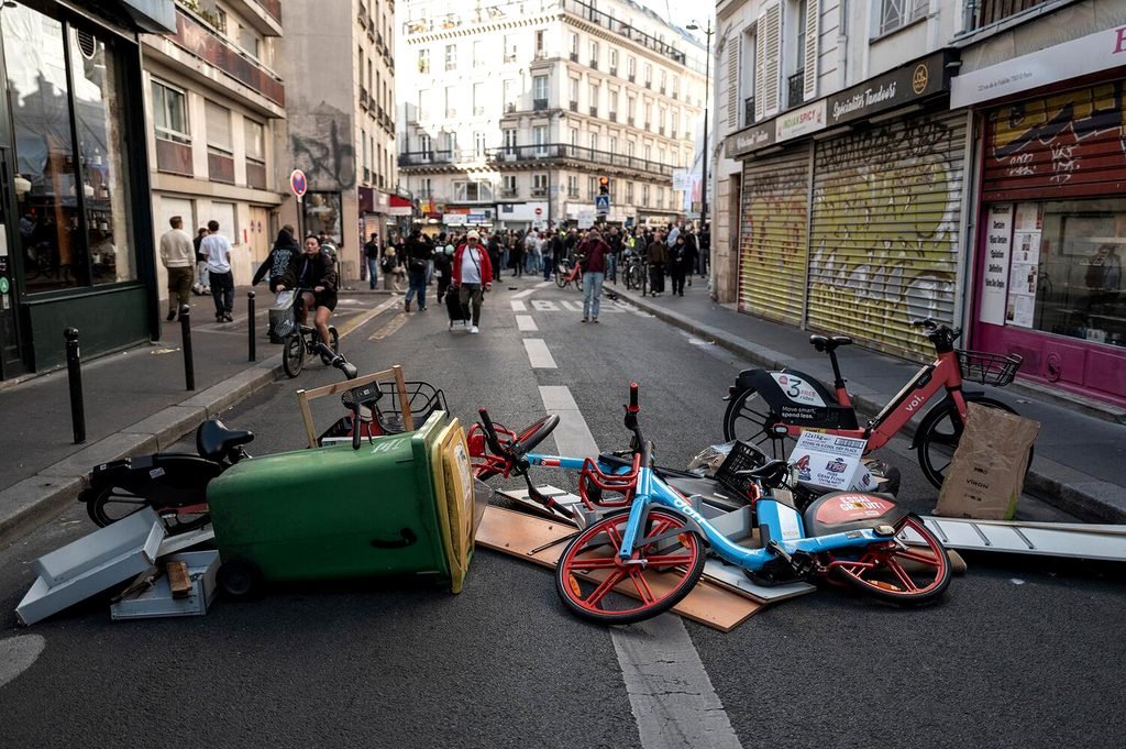 Una barricada en París. Martin Barzilai.