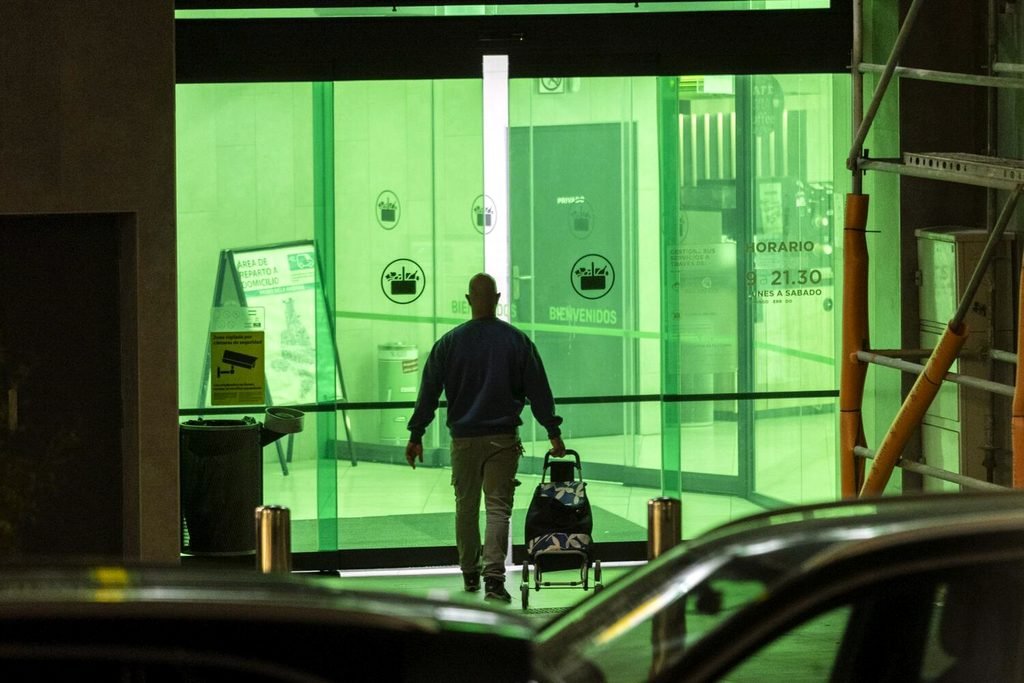 Una persona entrando a hacer la compra en un supermercado de la cadena Mercadona. David F. Sabadell.